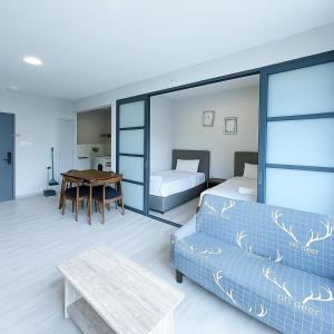 Postel nebo postele na pokoji v ubytování ENDLESS SUMMER Jesselton Quay Kota Kinabalu 來繕旅遊