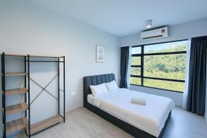 Postel nebo postele na pokoji v ubytování ENDLESS SUMMER Jesselton Quay Kota Kinabalu 來繕旅遊
