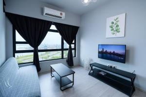TV a/nebo společenská místnost v ubytování ENDLESS SUMMER Jesselton Quay Kota Kinabalu 來繕旅遊