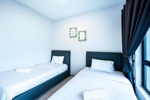 Postel nebo postele na pokoji v ubytování ENDLESS SUMMER Jesselton Quay Kota Kinabalu 來繕旅遊