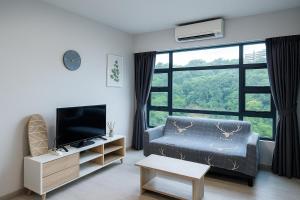 TV a/nebo společenská místnost v ubytování ENDLESS SUMMER Jesselton Quay Kota Kinabalu 來繕旅遊