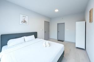 Postel nebo postele na pokoji v ubytování ENDLESS SUMMER Jesselton Quay Kota Kinabalu 來繕旅遊