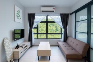 TV a/nebo společenská místnost v ubytování ENDLESS SUMMER Jesselton Quay Kota Kinabalu 來繕旅遊