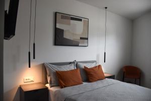 ein Schlafzimmer mit einem Bett und einem Bild an der Wand in der Unterkunft Villa Maksan - Sea View, Jacuzzi & BBQ Garden in Pakoštane