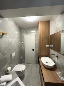 ein Badezimmer mit einer weißen Toilette und einem Waschbecken in der Unterkunft Villa Maksan - Sea View, Jacuzzi & BBQ Garden in Pakoštane