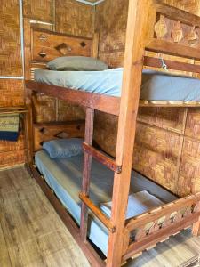 Двухъярусная кровать или двухъярусные кровати в номере Hotel O Bakau Hijau Riverlodge & Campsite