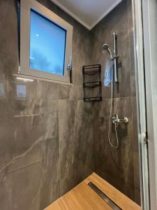 Bilik mandi di Pol and Mari House +13 gambar