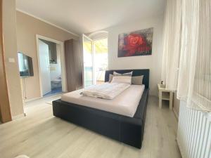 Postel nebo postele na pokoji v ubytování Blue Max Parkzimmer