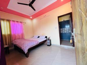 Gallery image of Kedar crown in Ukhimath