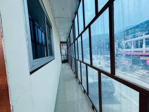 una habitación vacía con ventanas en un edificio en Kedar crown, en Ukhimath