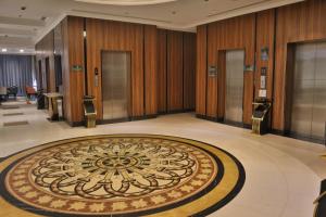 a lobby with a large rug on the floor at فندق ديوان الهجرة in Medina