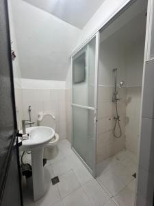 ein Badezimmer mit Dusche, Toilette und Waschbecken in der Unterkunft Home in the Historic City Entire House with 3 beds in Lapu Lapu City