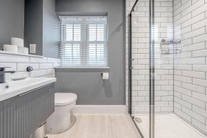 une salle de bain avec toilettes et douche en verre dans l'établissement Silver Birches by MCF, à Redhill 41 autres photos