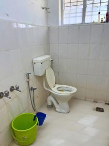 Bilik mandi di Service apartment at fort kochi