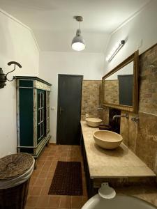 Un baño con dos lavabos y un inodoro. en Maison entière 5 min du centre d'Avignon, en Les Angles 32 fotos más