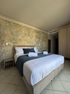 Postel nebo postele na pokoji v ubytování Hotel Harmony-Smile