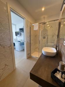 Koupelna v ubytování Orizzonte Mare Panoramic Rooms + 37 fotografií