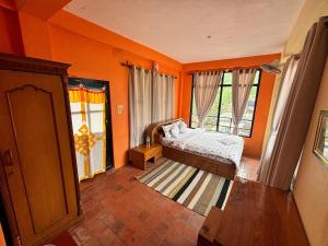 Una cama o camas en una habitación de Siddhartha Garden Ayurveda