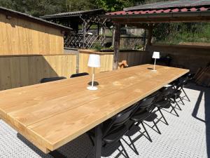 a wooden table with two lamps on top of it at 4lofts Fränkische Schweiz in Unterleinleiter