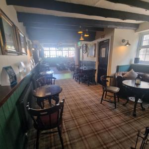 ein Restaurant mit Tischen und Stühlen in einem Raum in der Unterkunft The Mcorville Inn in Elwick + 8 Fotos