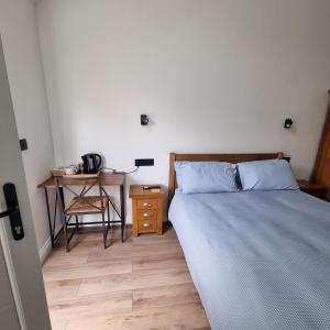 ein Schlafzimmer mit einem Bett, einem Tisch und einem Schreibtisch in der Unterkunft The Mcorville Inn in Elwick