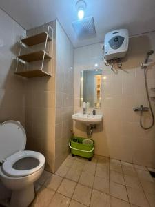 Et badeværelse på Simply Studio Apartment