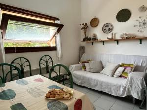 salon ze stołem i kanapą w obiekcie Villino Mamy w mieście Costa Paradiso