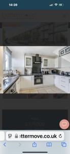una imagen de una cocina con gabinetes blancos en Jarman house, London, en Londres