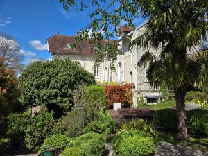 a house with a garden in front of it at Clair logis in Giverny