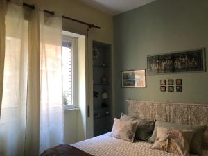 una camera da letto con un letto e una finestra di Due Calzini a Roma