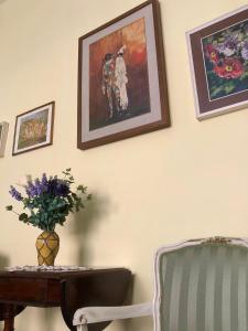 un tavolo, una sedia e un vaso di fiori su un muro di Due Calzini a Roma