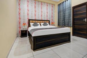 a bedroom with a large bed and a window at Collection O Aloft in Jaipur