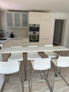 Η κουζίνα ή μικρή κουζίνα στο Maison vue mer avec piscine et jardin verdoyant à Platja d'Aro