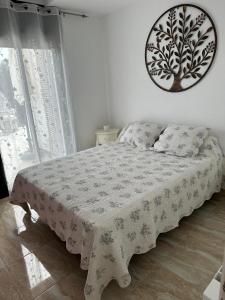 Ένα ή περισσότερα κρεβάτια σε δωμάτιο στο Maison vue mer avec piscine et jardin verdoyant à Platja d'Aro