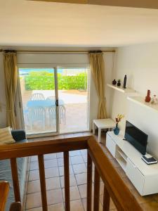 Balkón nebo terasa v ubytování Beach house with pool at the Fortí viewpoint