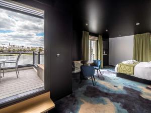une chambre d'hôtel avec balcon avec une chambre et un lit dans l'établissement Mercure Bords de Loire Saumur, à Saumur 37 autres photos