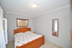 um quarto com uma cama e um espelho em Apartment Glorija em Kamenari