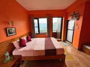 Una cama o camas en una habitación de Siddhartha Garden Ayurveda