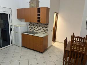 a kitchen with a sink and a refrigerator at Apartaments Elvis Prela in Durrës