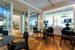 Televízia a/alebo spoločenská miestnosť v ubytovaní Hotel Mignon Meran Park & Spa
