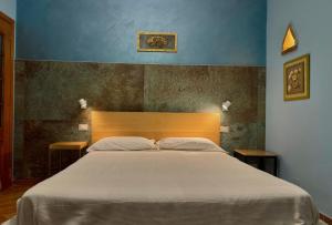 a bedroom with a large bed with a wooden headboard at Dimora Sogno Suite in Termoli