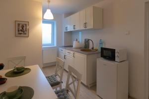eine kleine Küche mit Tisch und Mikrowelle in der Unterkunft Aquarium Apartament in Buzău