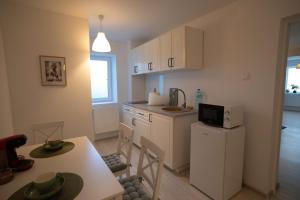 eine kleine Küche mit Tisch und Mikrowelle in der Unterkunft Aquarium Apartament in Buzău + 20 Fotos