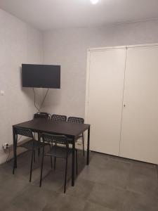 Televízia a/alebo spoločenská miestnosť v ubytovaní La cour d'école à Tours