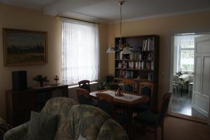 een woonkamer met een tafel en stoelen en een eetkamer bij apartment Anna in Wilthen