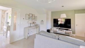 Μια τηλεόραση ή/και κέντρο ψυχαγωγίας στο Casa con piscina Riosar Santiago