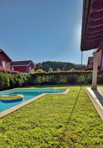 Πισίνα στο ή κοντά στο Casa con piscina Riosar Santiago