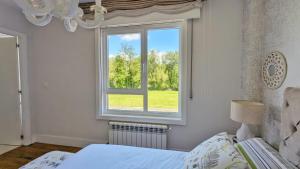 Ένα ή περισσότερα κρεβάτια σε δωμάτιο στο Casa con piscina Riosar Santiago +28 φωτογραφίες