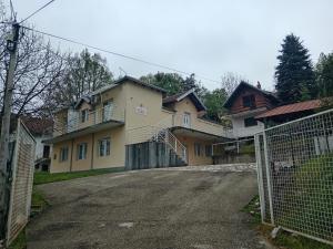a house with a gate in front of a driveway at Vila Milano in Rakari