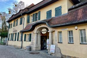 een oud gebouw met een bord ervoor bij Chez Lana in Berlijn